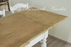 Tavolo da cucina in legno stile country con top in rovere e gambe tornite bianche